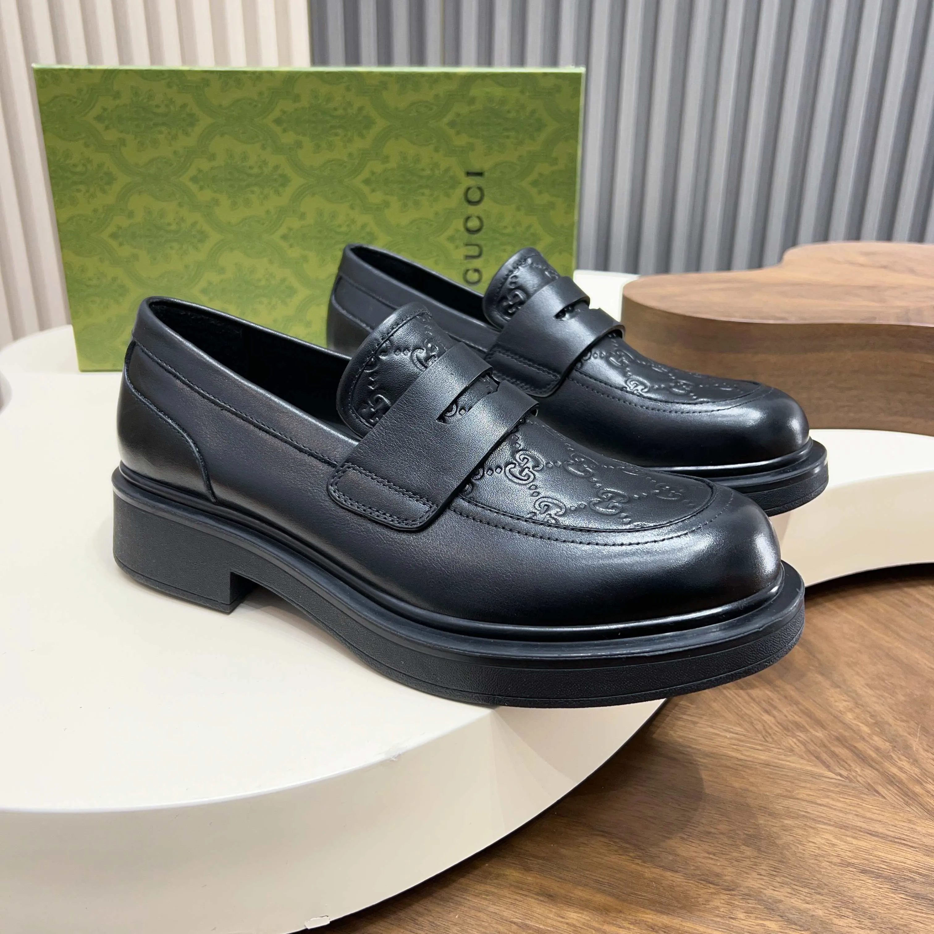 💰780 Gucci/Gucci new men’s lace-up shoes with GG details, matte cow leather derby shoes! The design of this men's lace-up shoe is rooted in the brand's heritage. Crafted from premium waxed cow leather, it is embellished with GG printed embossed suede leather details, a nod to Gucci's iconic monogram. The rubber sole decorated with GG pattern adds a touch of modern fashion to this design. Typical three-joint style design. European and American classic version, full calfskin lining. The overall upper texture is soft and the lining is comfortable and breathable. 2CM thickened soft rubber sole, easy to control. Versatile and stylish upper foot, multiple colors available to meet different matching needs, complete package! Size: 39-40-41-42-43-44 leather shoe size (38.45.46 can be customized)